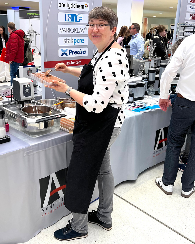 Daniela bei der Herstellung handgefertigter Pralinen